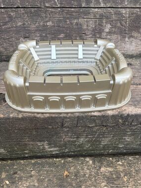 Nordic Ware Stadium-Shaped Decorative Pan in Metallic Gold 9 cups 2.1L